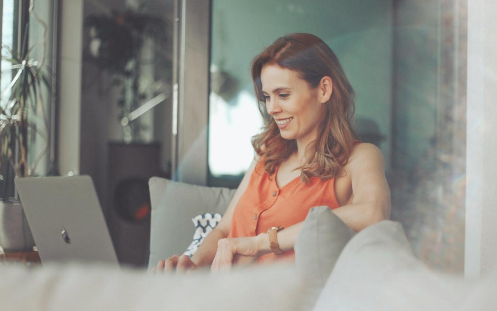 Personne utilisant une application mobile de gestion budgétaire