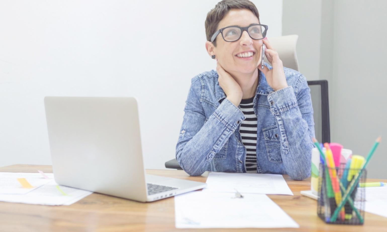 Personne travaillant sur un plan financier avec documents et calculatrice