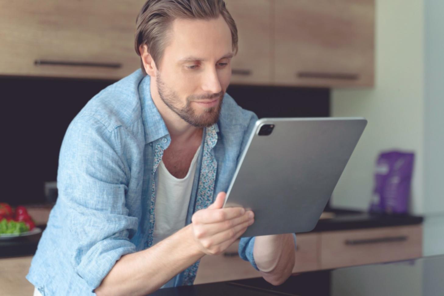 Bureau d'équipe pheronivoara avec plans financiers et calculatrice