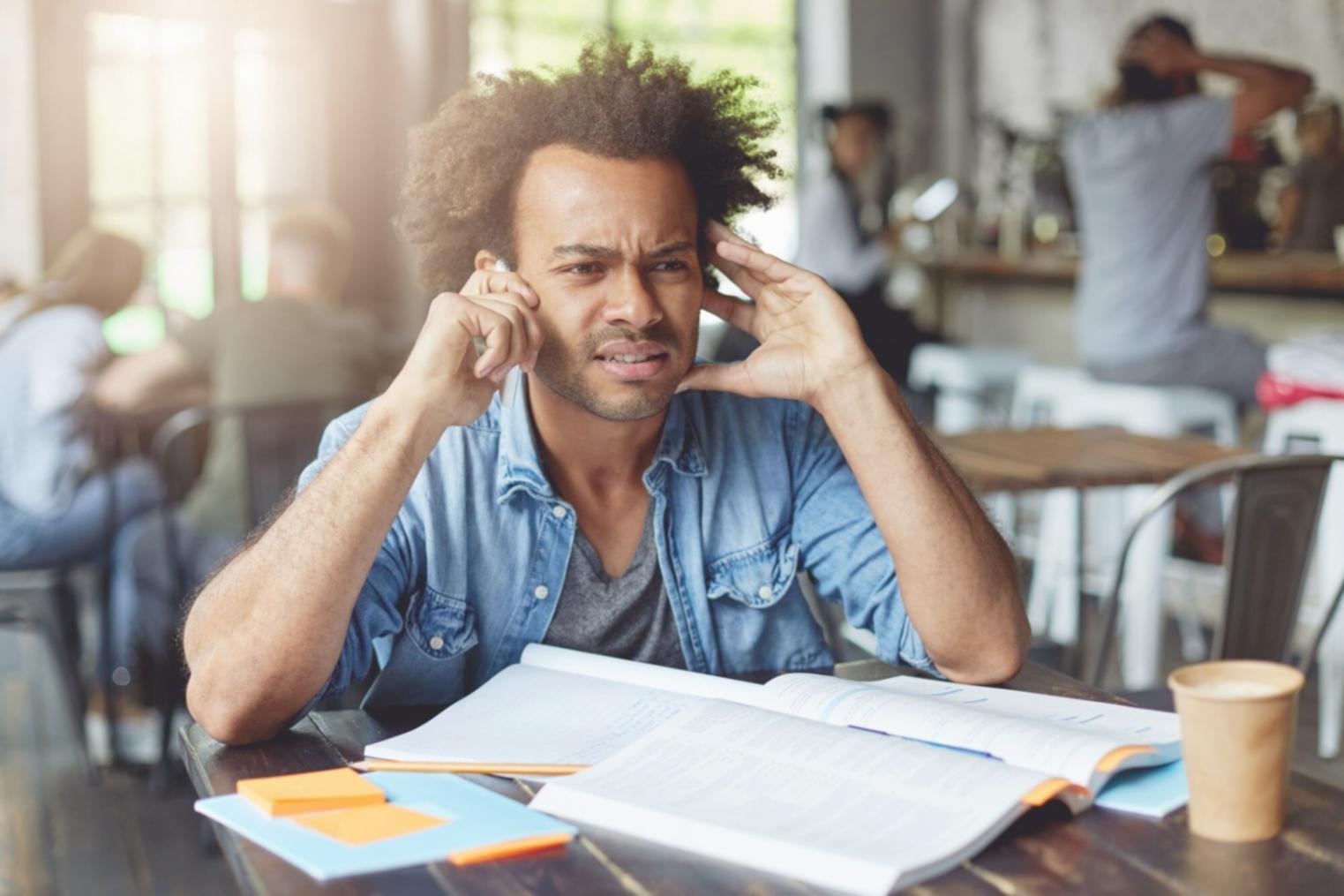 Espace de travail collaboratif avec équipe pheronivoara préparant un programme de planification financière personnalisé
